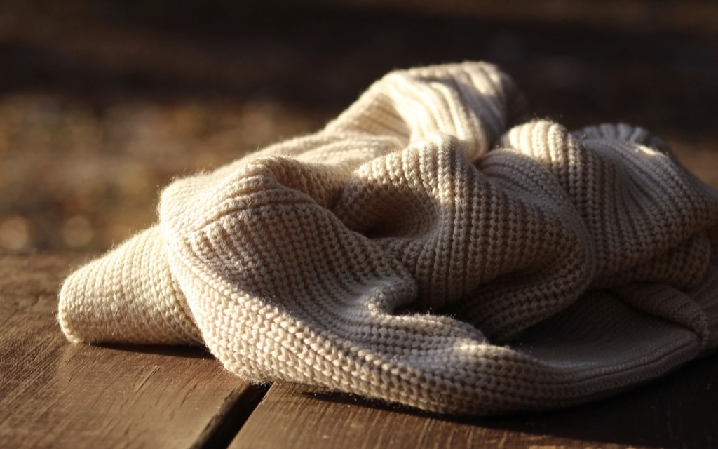 Folded bouclé pet mat in a neutral interior
